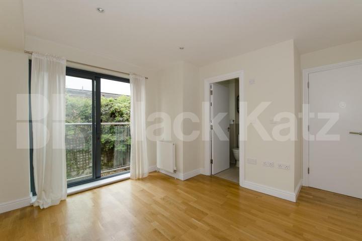 			STUNNING MEWS HOUSE, 2 Bedroom, 1 bath, 1 reception Mews House			 Liverpool Road, ANGEL-HIGHBURY-ISLINGTON